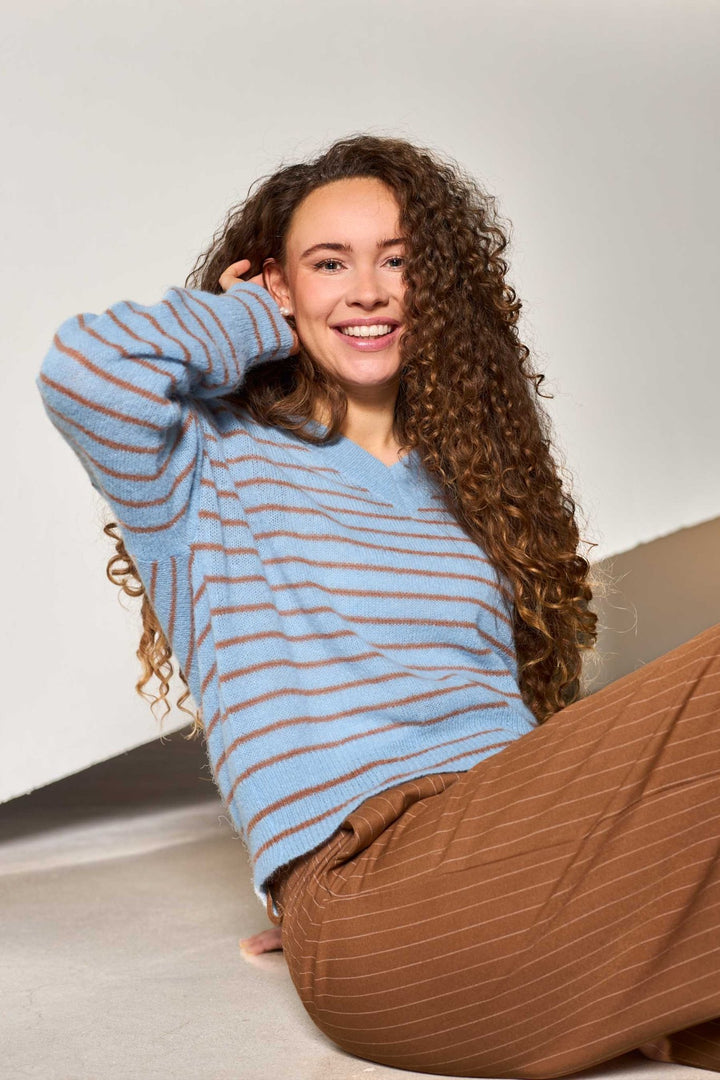 Dell stripete v - hals genser - blå/camel - Many Colors