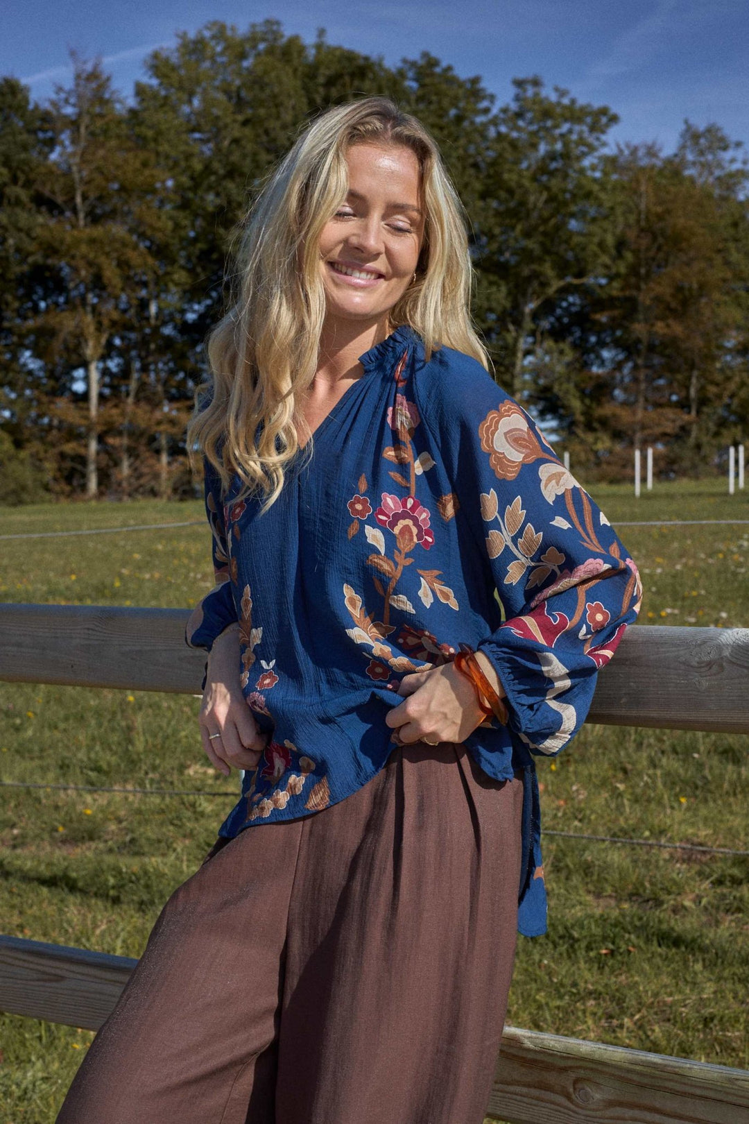 Marigold bluse - blå blomster - onesize - Many Colors