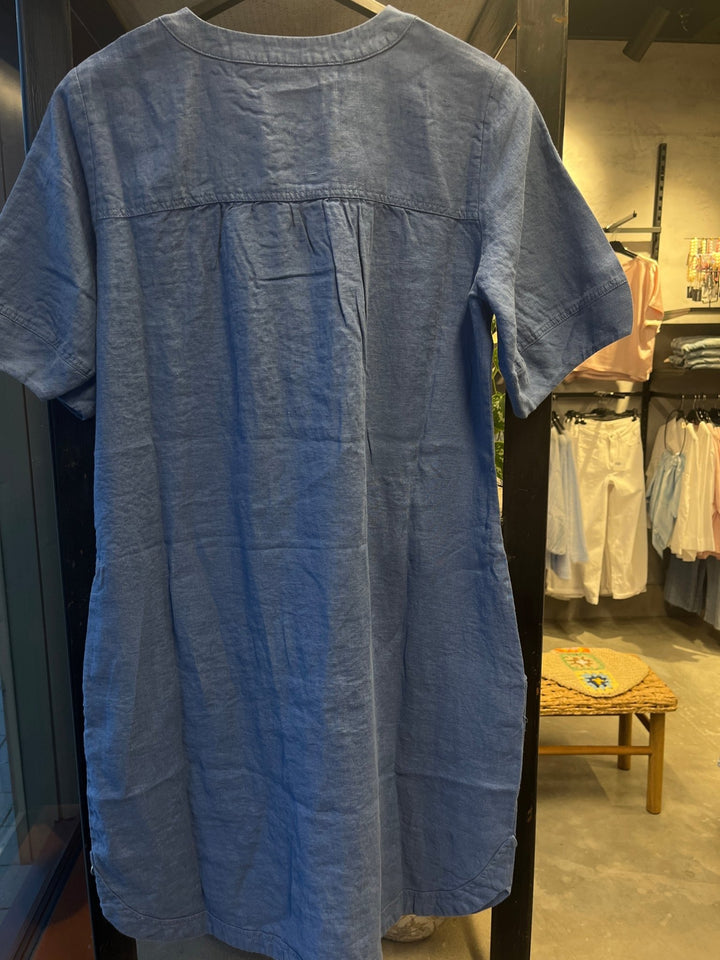 Solberg kjole i 100% lin - denim - Makeløs - Many Colors