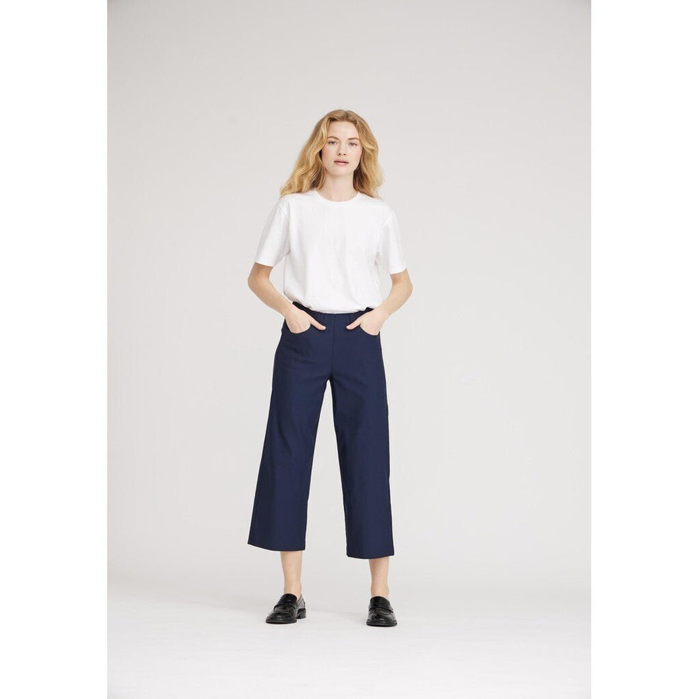 Many-Colors-Laurie-Klær-Donna-Loose-Crop-navy